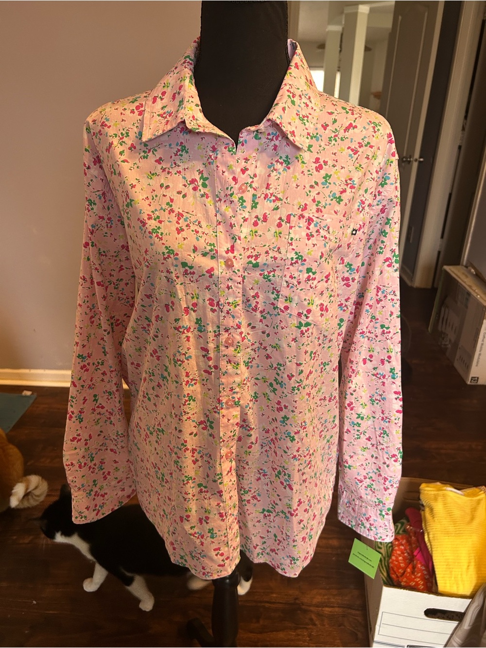 Crown & Ivy Women Pink Floral Button- Down Shirt Size Medium